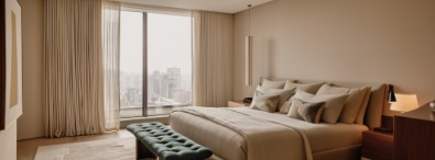 Dormitorio de una vivienda de lujo con vistas a la ciudad